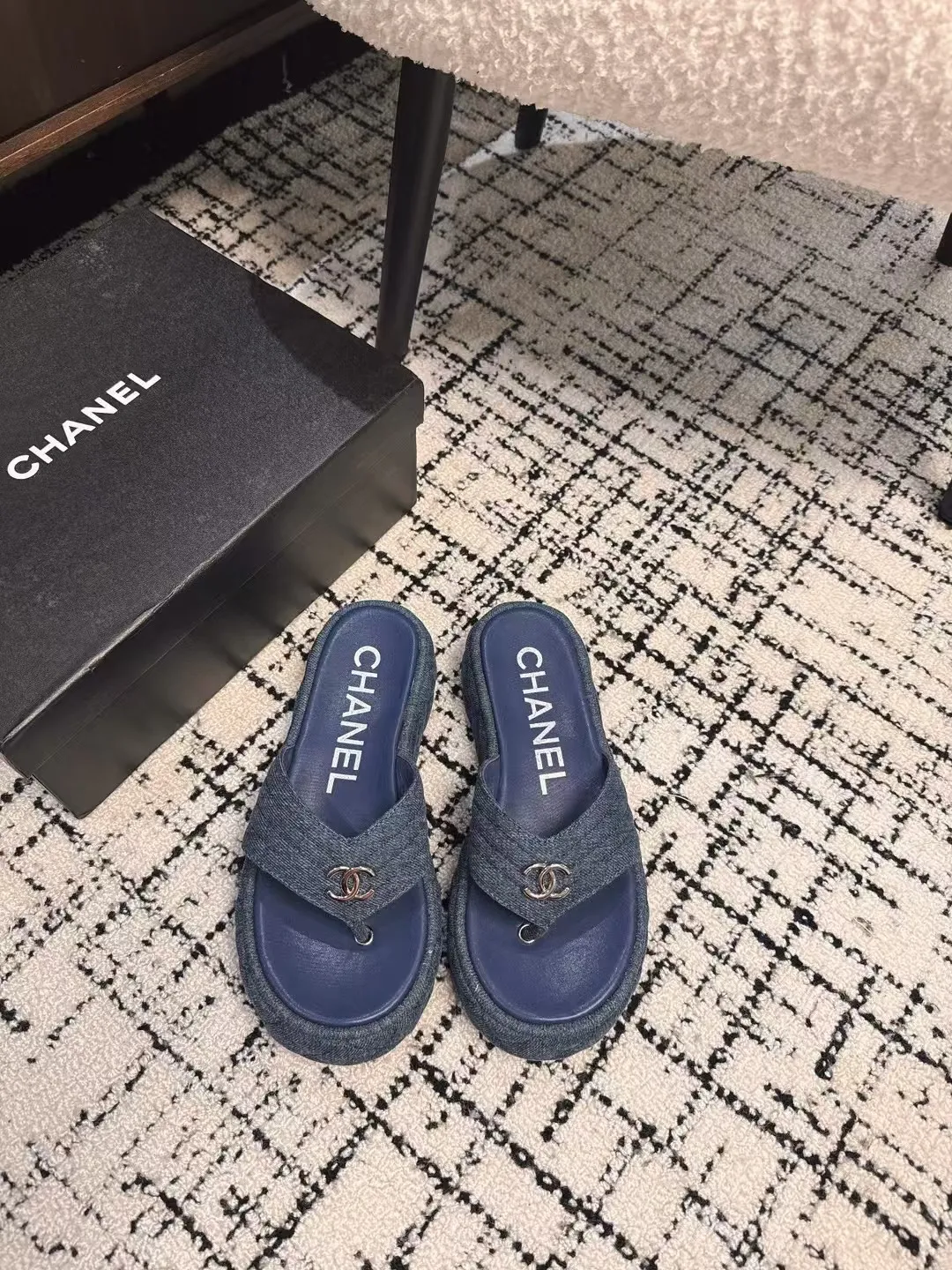 👟👟Ex-factory price 502👟👟 High version Chanel new color thick-soled slippers, easy to wear and versatile, must-have high-end tool shoes in summer, upper lambskin & customized denim, lining calfskin, original outsole Size: 35-39 (customized for 40, non-refundable)